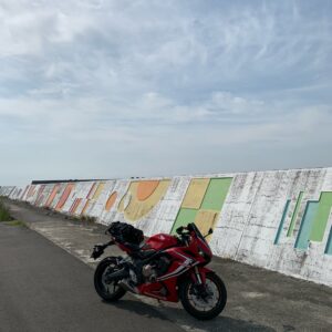 静岡市広野海岸公園付近のデザインな防波堤にてwith CBR650R