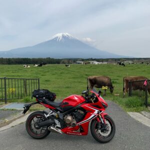 R139沿いに広がる牧場と富士山とCBR650R