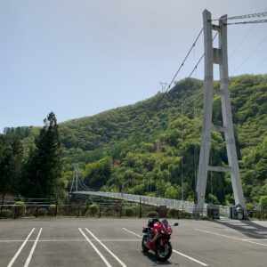 巨大な上野スカイブリッジとCBR650R