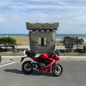 渥美半島伊良湖岬・恋路ヶ浜駐車場の日本の百選モニュメントとCBR650R