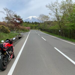 富士山へ真っすぐ続く朝霧自然公園に向かうロードにてwith CBR650R②