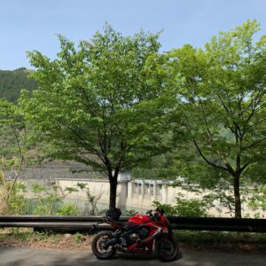 奥秩父もみじ湖沿いのロードから浦山ダムを望むwith CBR650R