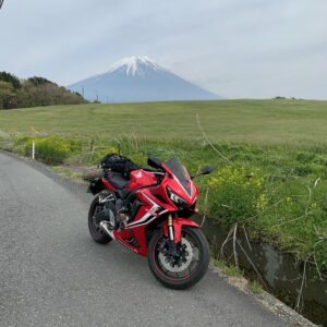 草原越しに顔を出した富士山とCBR650R
