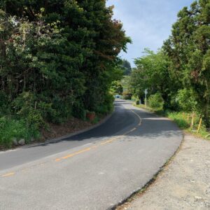 タイトな2車線の日本平さくら通りのロード風景