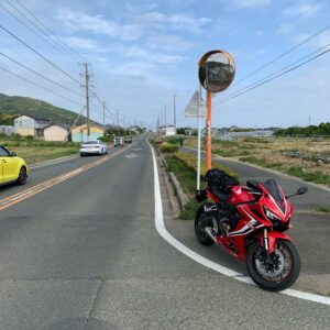 道端に花壇が並べられたR42にてwith CBR650R