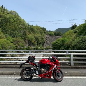 神流川に架かる橋上にてwith CBR650R