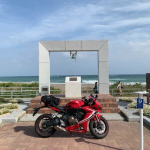 渥美半島伊良湖岬・恋路ヶ浜駐車場の恋人の聖地モニュメントとCBR650R