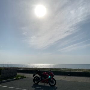 渥美半島西端を走るシーサイドラインにて西日を浴びるCBR650R
