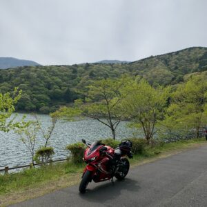 田貫湖の新緑とCBR650R