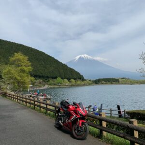 富士山西側に位置する田貫湖沿いの新緑の山と富士山とCBR650R