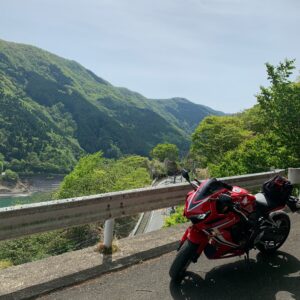 奥秩父もみじ湖とR140を高台から望むwith CBR650R