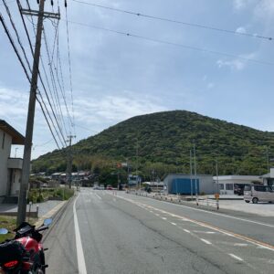 ロングビーチ伊良湖にほど近いR42沿いの緑の小山にて