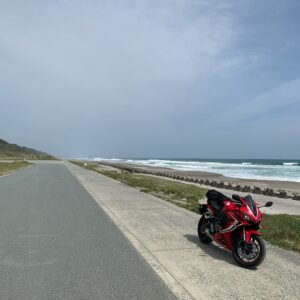 マイナーながら大きな海と空が広がる小島町海岸にてwith CBR650R