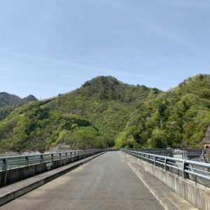 新緑の山に囲まれた上野ダムの風景