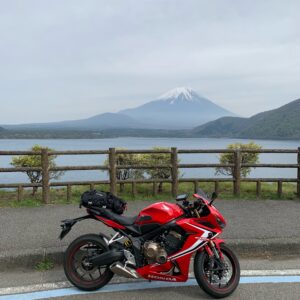 本栖湖の展望公園にて富士山を眺めるwith CBR650R