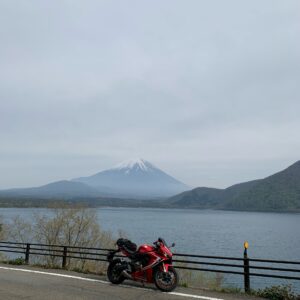本栖湖沿いから眺める富士山とCBR650R