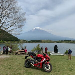 富士山西側に位置する田貫湖の北側サイトより富士山を眺めるwith CBR650R