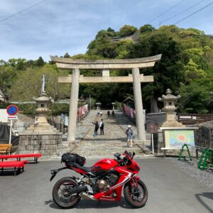 日本平の麓にある久能山東照宮の一ノ鳥居にてwith CBR650R