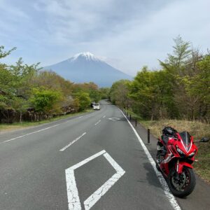 富士山西側に位置する田貫湖沿いの新緑に溢れたロードの富士山の眺めwith CBR650R