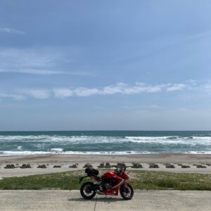 碧い海が広がる小島町海岸にてwith CBR650R