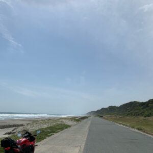 マイナーながら大きな海と空が広がる小島町海岸にてwith CBR650R②