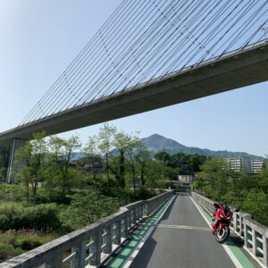 秩父公園橋の下に架かる小さな橋から武甲山の眺めwith CBR650R