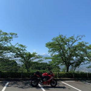 笛吹川フルーツ公園駐車場からのひょっこり富士山風景with CBR650R②