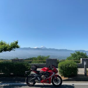 笛吹川フルーツ公園駐車場からのひょっこり富士山風景with CBR650R