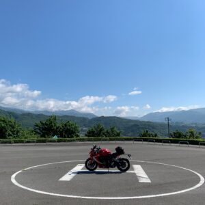 笛吹川フルーツ公園のヘリポートにてwith CBR650R