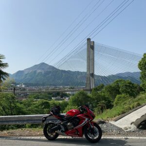 秩父の2つのシンボル、秩父公園橋と武甲山のコラボショットwith CBR650R