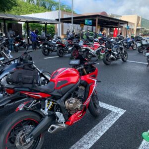談合坂SAのバイカー一杯の駐輪場にて
