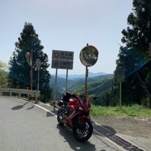 埼玉と群馬の境界に位置する志賀坂峠にてwith CBR650R