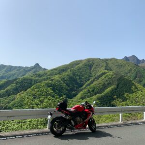 山中で視界の抜けたR299にてwith CBR650R