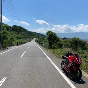 山梨県笛吹市の高台を走る広域農道にてwith CBR650R