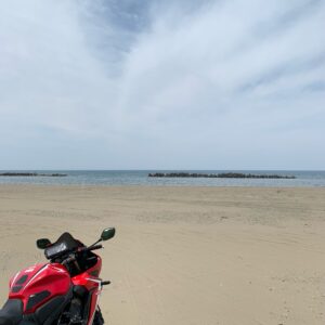 上越市・居多ヶ浜付近の砂浜にてwith CBR650R