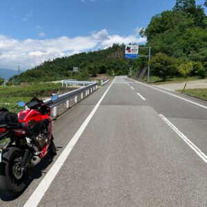 山梨県笛吹市の高台を走る広域農道にてwith CBR650R②