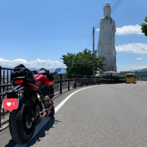 山梨県韮崎市平和観音の背後にてwith CBR650R