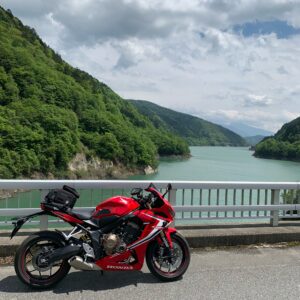 奥木曽湖の最北エリアに架かる橋にてwith CBR650R