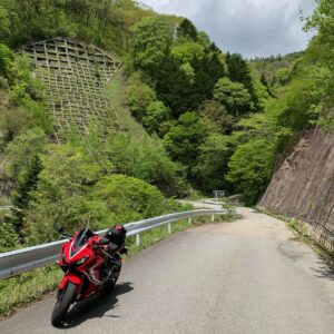 視界が抜け、走りやすい1.5車線の野麦カエデ街道のロード風景③