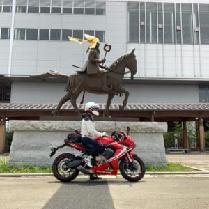 上越妙高駅の上杉謙信像とCBR650R