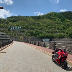 奥木曾湖に架かる味噌川ダム上にてwith CBR650R