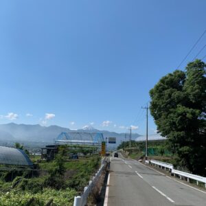 東山のびやかに続く広域農道フルーツライン風景