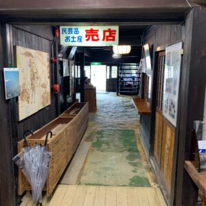 野麦峠・お助け小屋のノスタルジーな内観