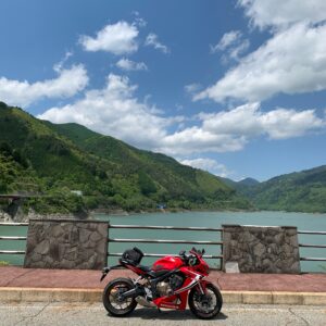 奥木曾湖に架かる味噌川ダム上にてwith CBR650R②