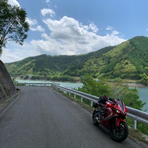 奥木曽湖沿いを走るCBR650R