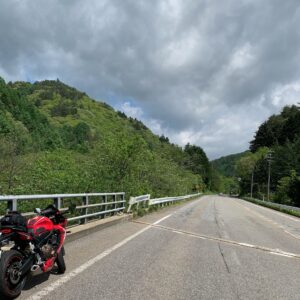 緑濃い山間部に入っていくR361のロード風景②