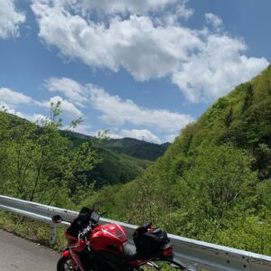 視界が抜け、走りやすい1.5車線の野麦カエデ街道のロード風景②