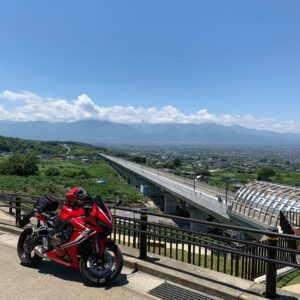 山梨県笛吹市花鳥山展望台カラリニアモータ－カー線路とwith CBR650R