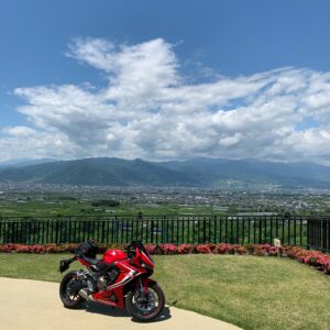 山梨県笛吹市花鳥山展望台にてwith CBR650R