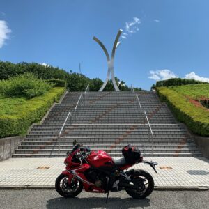 山梨県笛吹市みさか桃源郷公園のシンボルにてwith CBR650R
